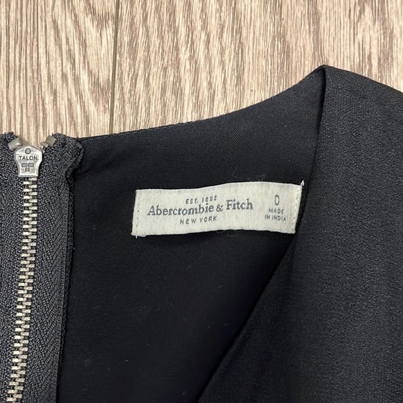 Abercrombie & Fitch skort/romper with 3/4 sleeves - Picture 2 of 3